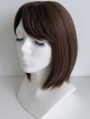 tamsiai rudas kare perukas su kirpčiukais, ilgis 32cm