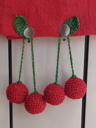 Heklane minđuše inspirisane slatkim crvenim voćkama koje idu u paru.