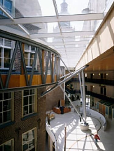 Interior do átrio central da prefeitura de Zutphen com teto de vidas edificações tombadas integradas