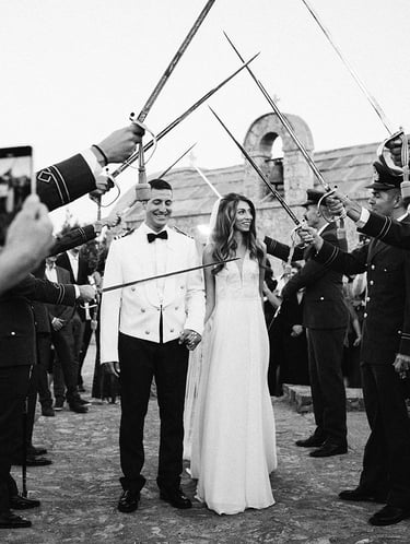 Il rito delle spade durante la celebrazione del matrimonio di un militare