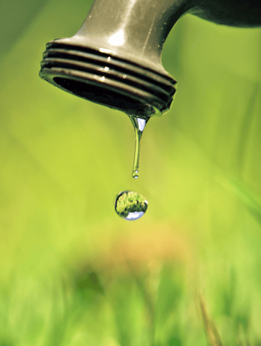 Gota de agua cayendo de grifo