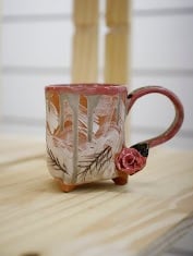 a cup of coffee and a ceramic mug, taza de la ceramica