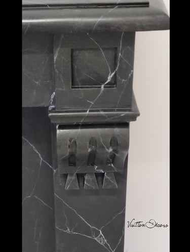 Faux marbre noir peint sur une fausse cheminée en bois