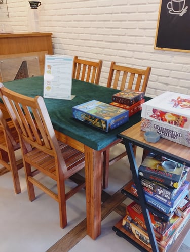 mesa de madeira com jogos de tabuleiro