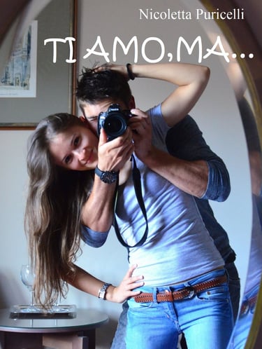 Una giovane coppia di fronte a uno specchio si fa una foto con una macchina fotografica