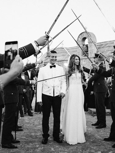Il rito delle spade durante la celebrazione del matrimonio di un militare