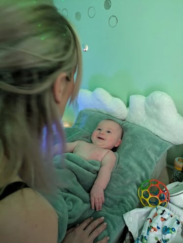 bébé souriant et heureux regardant dans les yeux de la praticienne