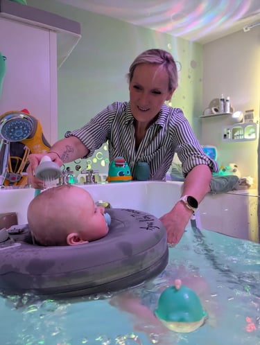Bébé dans un bain d'hydrothérapie avec la praticiene qui s'en occupe