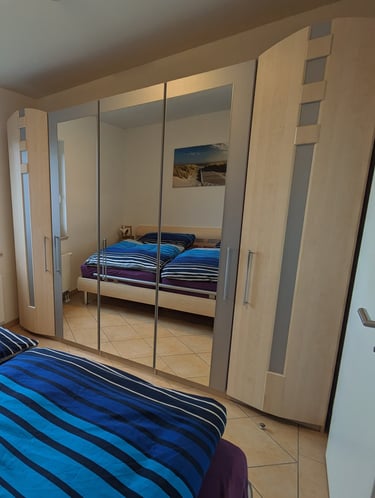 Schlafzimmer mit großem Kleiderschrank