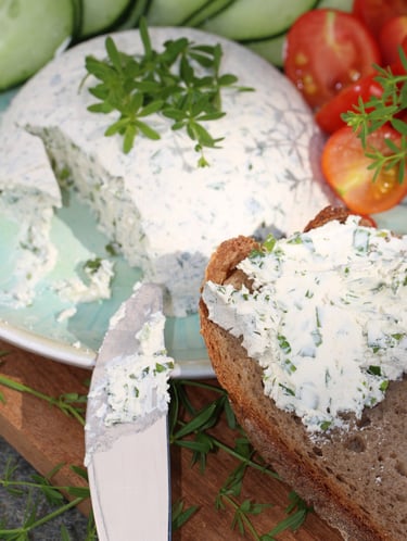 Herrlich lecker: Frischkäse aus Wiesenlabkraut auf frischem Brot