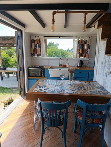 Comedor integrado de diseño minimalista con ventanal fijo que conecta al parque