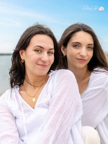 shooting photos de deux copines , amies , cote a cote en bord de mer Canet 66