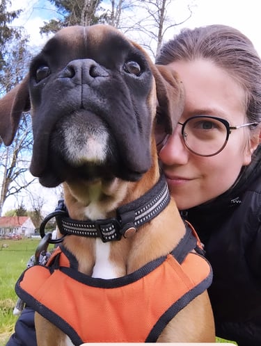 Mégane SINGERY coach comportementaliste animalier et son chien 