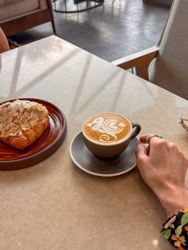 oman-cappuccio-e-almond-croissant