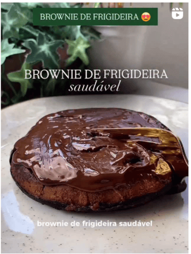 Brownie de frigideira saudável com cobertura cremosa de chocolate derretido, em prato branco