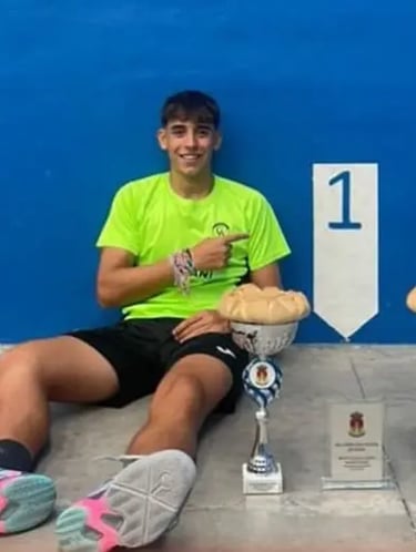 Atleta del CVN posando con sus trofeos en el OPEN NACIONAL JUVENIL MODALIDAD OLÍMPICA Y PALA