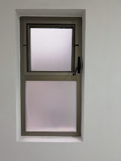 Ventana de proyección con cristal fijo inferior