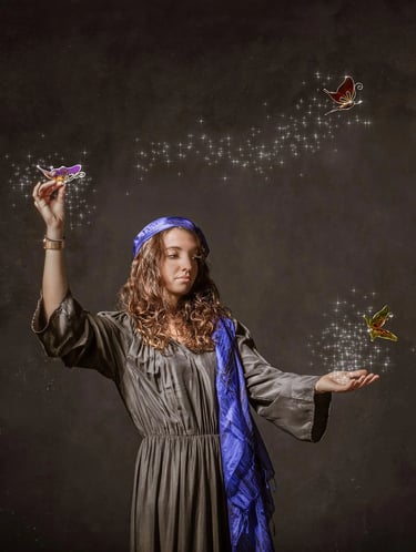 Portrait magicienne aux papillons colorés, foulard bleu, étincelles magiques, Hautes-Pyrénées