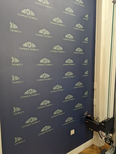 Impression du logo d'une clinique de chirurgie esthétique..