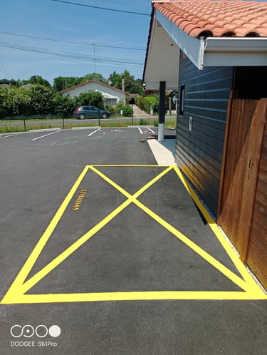 Marquage au sol pour espace de livraison réalisé par Entreprise Couleurs Bassin