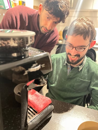 Assistenznehmer macht mit seinem Assistenten selbst Kaffee.
