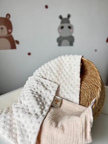 baltas su persikiniu pledukas