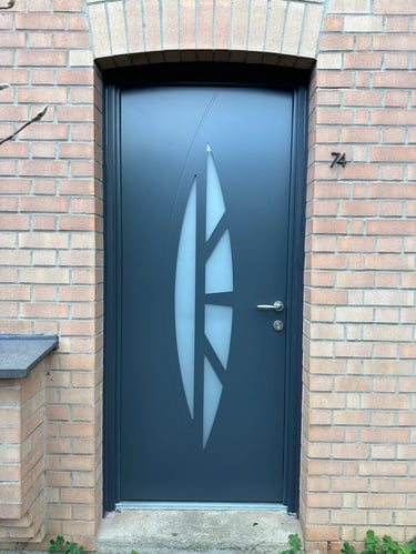 Porte en aluminium gris avec motifs