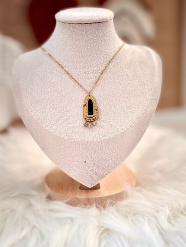 collier avec pierre naturelle noir ou blanc 
