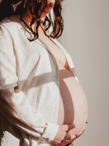 Photo de femme enceinte avec chemise blanche lumière douce en intérieur