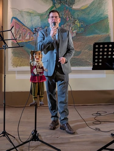 Frank L. Richter beim Moderieren während Kultur im Logenhaus Dessau