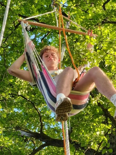participant heureux sur sa chaise suspendue