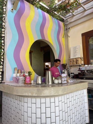 Intérieur du café I Am Vegan Babe à Canggu, décoration pastel et ambiance lumineuse.