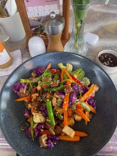 Poké bowl de légumes colorés, repas frais et sain à Canggu.
