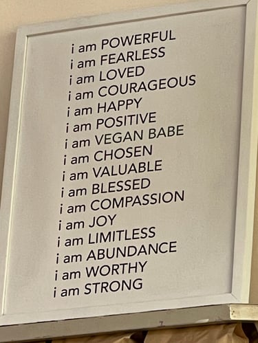 Cadre intérieur avec décoration pastel et affirmations positives sur le mur.