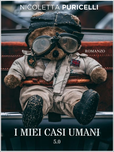 Un orsetto di peluche molto usurato vestito da aviatore seduto