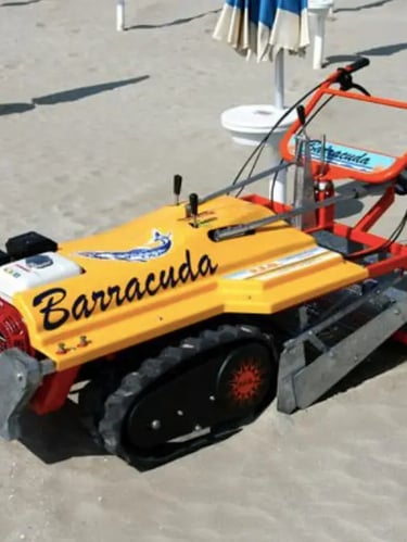 Profesyonel plaj bakımı için kullanılan sarı renkli itmeli kum temizleme makinesi.