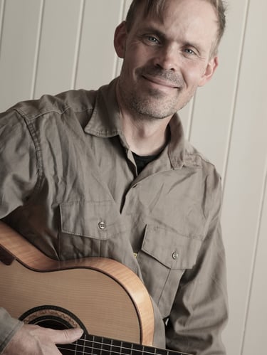 Guitar maker and luthier Simen Omang with one of his guitars