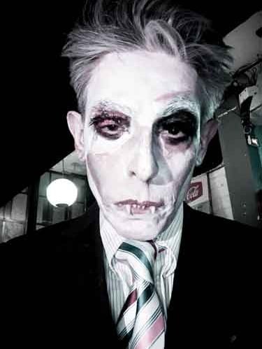 David Noir • un homme en costume et cravate ressemblant à un vampire de la série Buffy