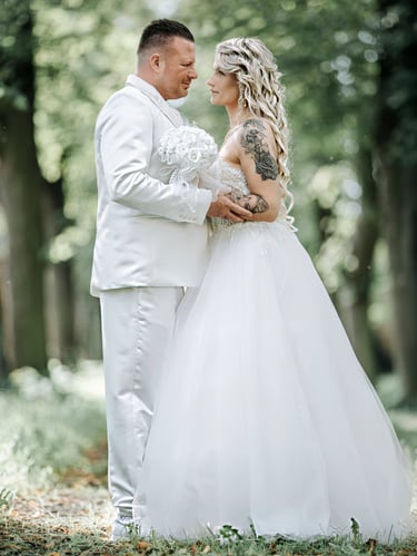 Brautpaar steht eng umschlungen im Wald und blickt sich liebevoll an – emotionales Hochzeitsfoto in natürlichem Licht, aufgen