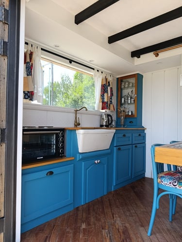 Espacio optimizado y cocina equipada de la tiny house Siestas y Olas