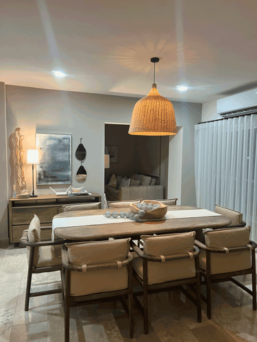 Espacio de comedor con mobiliario en madera, lámpara tejida | KARÄNA