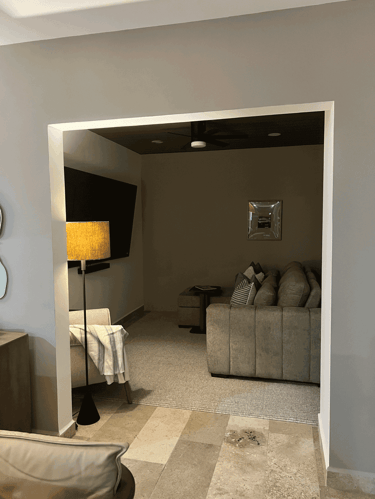 Espacio íntimo con alfombra suave, lámpara de pie y ambiente para entretenimiento | KARÄNA