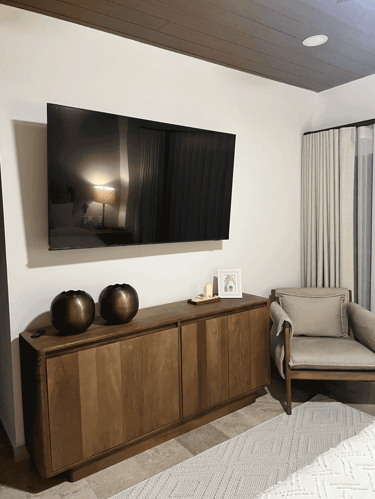 Diseño sobrio con tonos cálidos, pantalla montada y detalles decorativos| KARÄNA