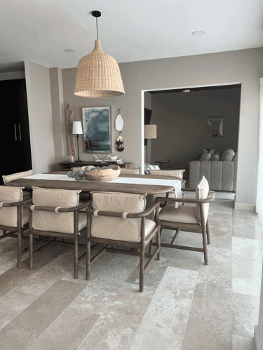 Estilo natural y relajado con sillas tapizadas, mesa de madera y decoración orgánica | KARÄNA