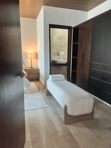 Diseño elegante y funcional con transición fluida entre espacios privados y vestidor | KARÄNA