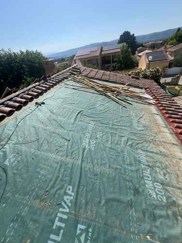 Ancienne installation solaire déposée avec système d'intégration au bâti avant rénovation de la toiture à Villeneuve (04).