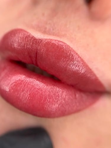 Lèvres en maquillage permanent chez Dermorepair Clinic 08000