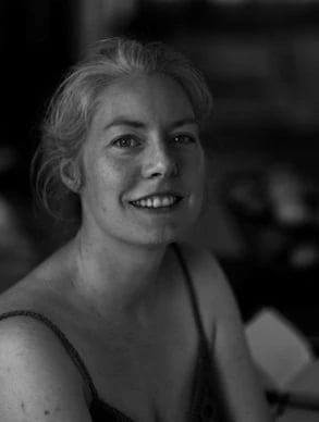 Portrait en noir et blanc de l'auteure Rubenia Timmerman. 