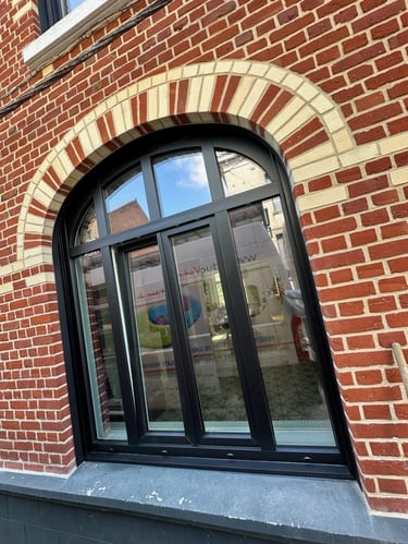 Fenêtre noire sur mesure PVC cintré