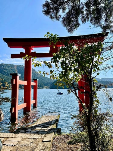 Grande porte torii dans le lac Ashi